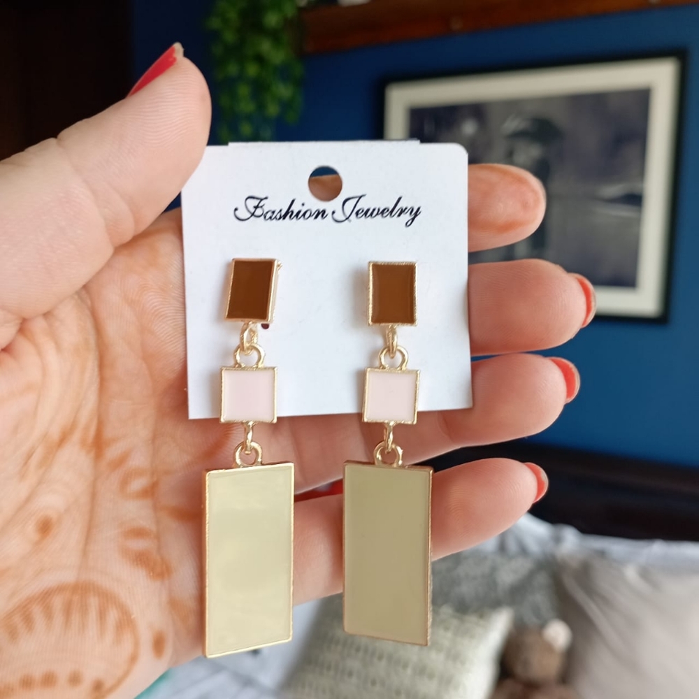 🌹🌺🌻 Retro 70s Chic Earrings - Picture 2 of 6